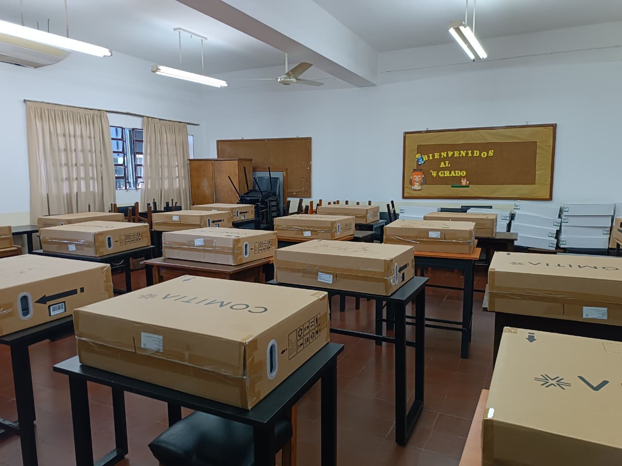 Distribuyen máquinas de votación