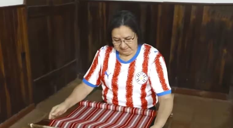 LA ARTESANA DETRÁS DEL PONCHO ALBIRROJO QUE CONQUISTÓ A LOS PARAGUAYOS