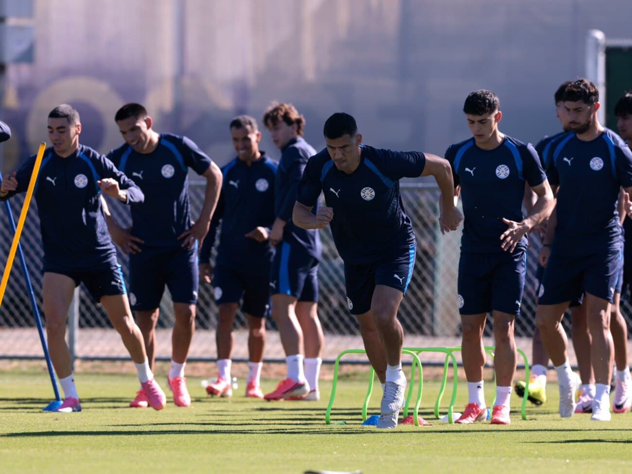 ALERTA EN LA ALBIRROJA: DOS JUGADORES LLEGAN ENTRE ALGODONES AL DUELO CLAVE ANTE TURQUÍA