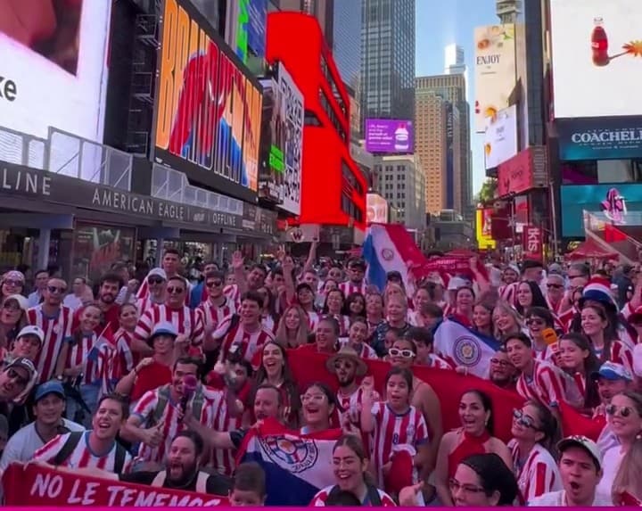 ¡NY SE PINTÓ DE ROJO Y BLANCO! LA HINCHADA PARAGUAYA HIZO BANDERAZO EN LA GRAN MANZANA