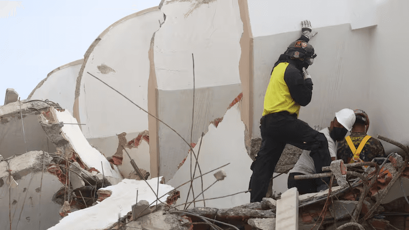 RESCATISTAS INTENTAN SALVAR A UN NIÑO ATRAPADO TRAS TERREMOTOS EN LA GUAIRA, VENEZUELA