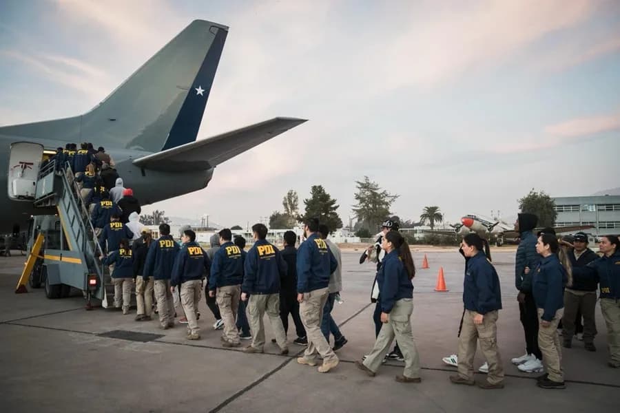 Chile acelera deportaciones: gobierno de Kast expulsa a 1.174 extranjeros en 2026