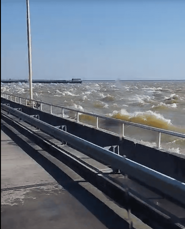 EL VIENTO TAMBIÉN GOLPEA CON FUERZA EN YACYRETÁ: ASÍ SE SIENTE SOBRE EL PUENTE