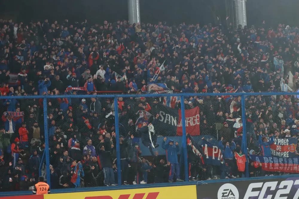 TIGRE REPUDIÓ ATAQUE A BALAZOS CONTRA UN ÓMNIBUS DE HINCHAS EN MONTEVIDEO