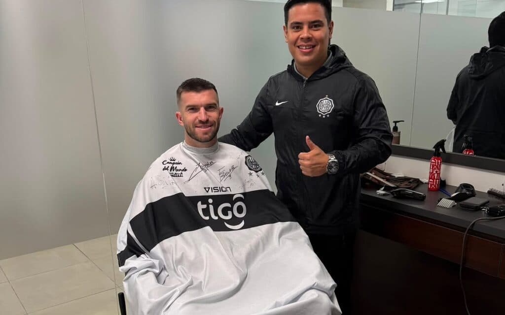 TIM PAYNE YA ENTRÓ EN MODO FRANJEADO: PASÓ POR LA PELUQUERÍA DEL PLANTEL Y SE PUSO CHURRO
