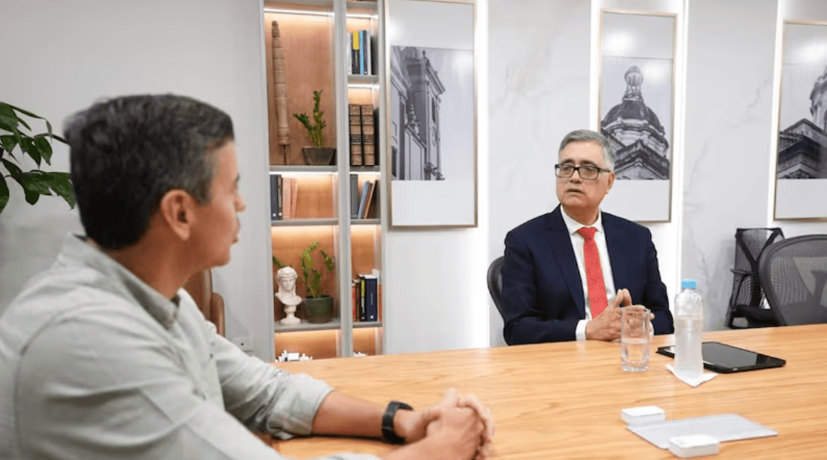 SANTIAGO PEÑA DESIGNA A MIGUEL BÁEZ REYES COMO NUEVO PRESIDENTE DE LA ANDE