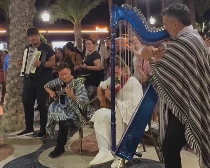 Néstor Ló y Los Caminantes llevaron la música paraguaya a las calles de Alicante