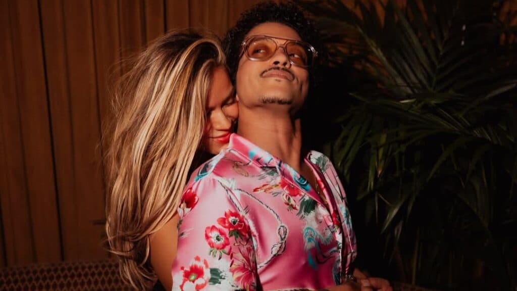 Karol G y Bruno Mars levantan sospechas de romance con fotos y un misterioso mensaje