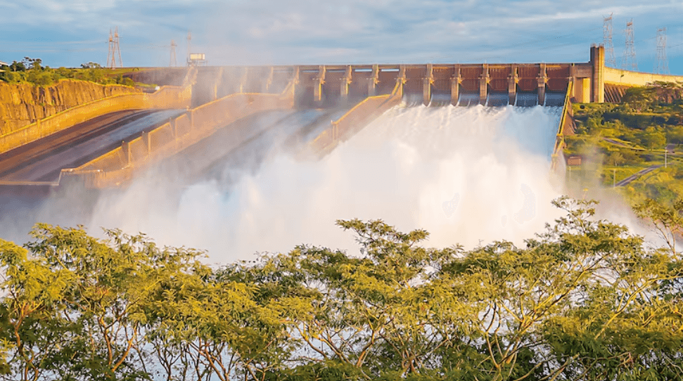 Itaipú abre vertedero ante la crecida del Paraná y monitorea riesgo de inundación