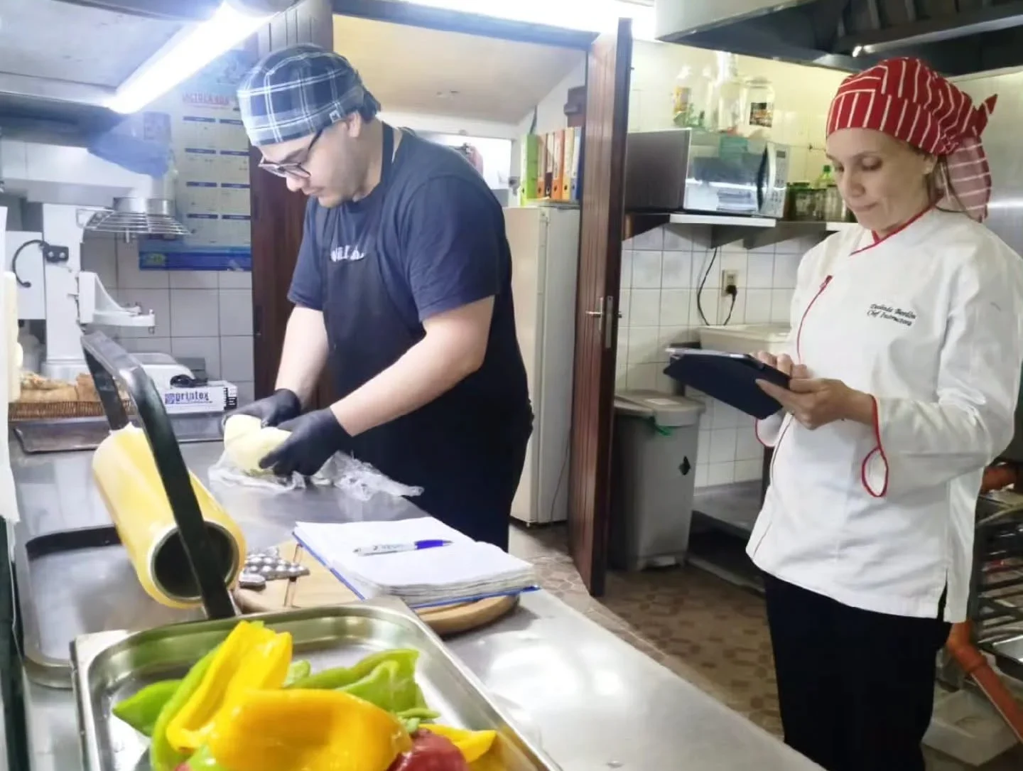 Itapúa: 54 trabajadores gastronómicos y hoteleros reciben certificación laboral